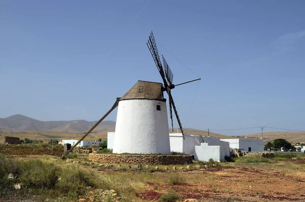 Španělsko, Kanárské ostrovy, Fuerteventura, větrné mlýny — Stock fotografie