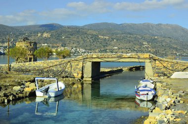 Yunanistan, Girit, kanal üzerinde köprü