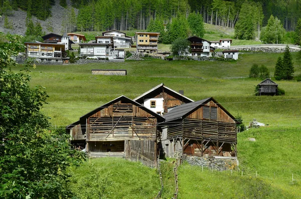 Autriche, Tyrol, village de montagne et grange — Photo