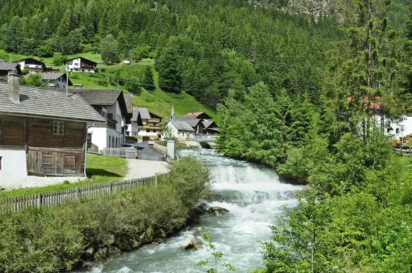 Áustria, Tirol, aldeia no vale de Pitztal — Fotografia de Stock