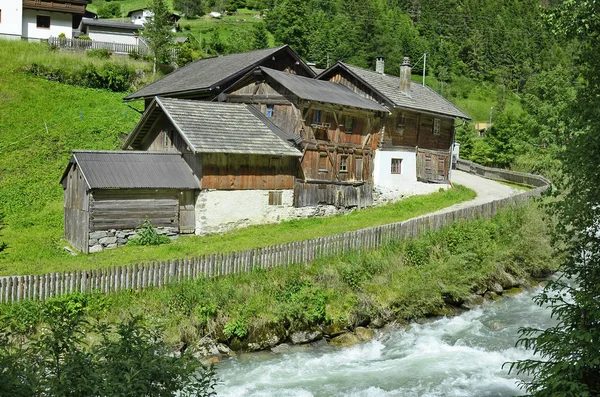 Oostenrijk, Tirol, dorp in Pitztal vallei — Stockfoto
