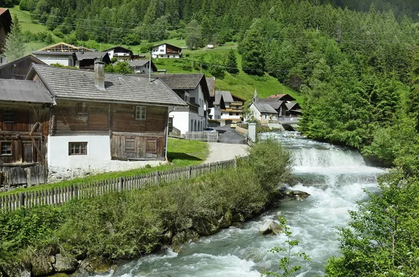 Áustria, Tirol, aldeia no vale de Pitztal — Fotografia de Stock