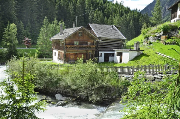 Áustria, Tirol, fazenda tradicional — Fotografia de Stock