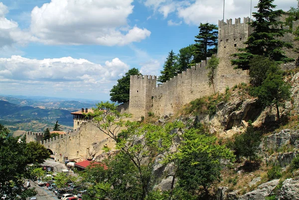 San Marino, tillsatts alkohol vägg — Stockfoto