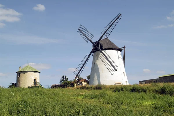 Austria, viejo molino de viento y esculturas —  Fotos de Stock