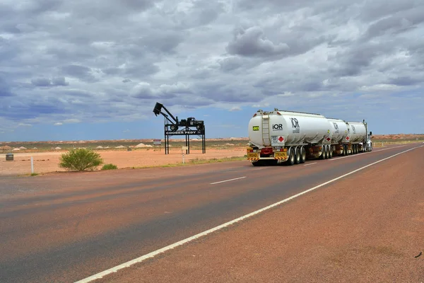 Austrálie, Coober Pedy, dopravní — Stock fotografie