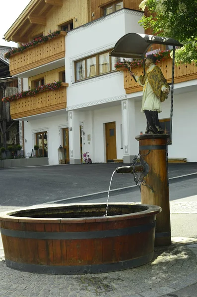 Rakousko, Tyrolsko, pitnou vodu dobře — Stock fotografie