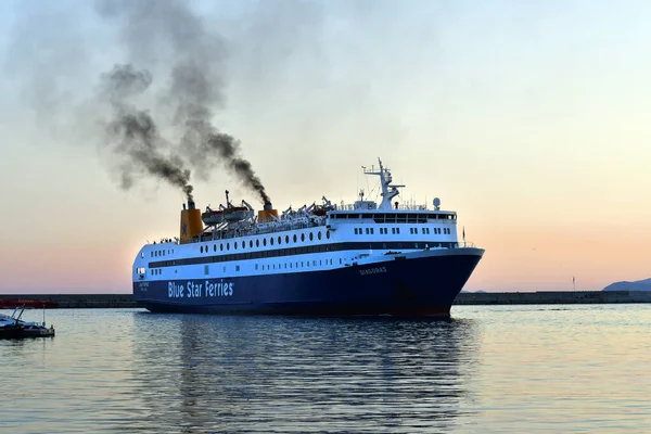 Grecia, traghetto che entra nel porto — Foto Stock