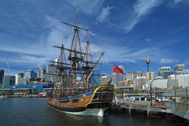 Sydney, Avustralya - 11 Şubat 2008: Hms Endeavour - Keşif gemisi Kaptan Cook, Darling Harbour 'daki Denizcilik Müzesi ve diğer adıyla Merkez Kulesi 