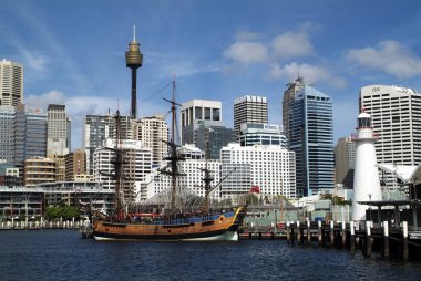 Sydney, Avustralya - 11 Şubat 2008: Hms Endeavour - Keşif gemisi Kaptan Cook, Darling Harbour 'daki Denizcilik Müzesi ve diğer adıyla Merkez Kulesi
