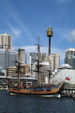 Sydney, Avustralya - 11 Şubat 2008: Hms Endeavour - Keşif gemisi Kaptan Cook, Darling Harbour 'daki Denizcilik Müzesi ve diğer adıyla Merkez Kulesi