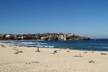 Sydney, Nsw, Avustralya - 07 Mayıs 2010: Tanımlanamayan insanlar Bondi Sahili 'nde dinleniyor