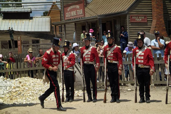 澳大利亚Vic的Ballarat 2008年1月23日 在Sovereign Hill 一个重建的淘金者村和维多利亚州的旅游胜地 身着先锋时代传统服装的身份不明的士兵 — 图库照片