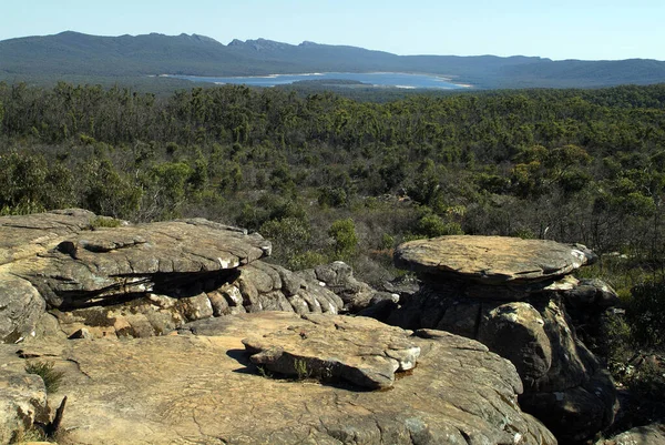 澳大利亚 格兰潘国家公园的岩层 贝尔菲尔德湖在后面 — 图库照片