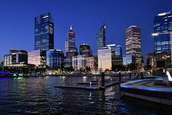 Perth Austrálie Listopadu 2017 Večer Osvětlená Elizabeth Quay Esplanade Různými — Stock fotografie