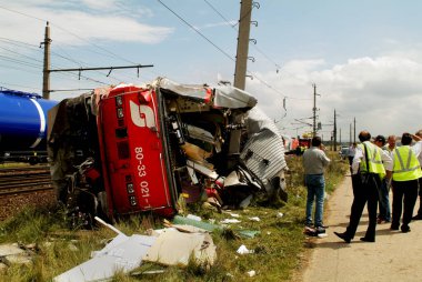 Gramatneusiedl, Avusturya - 27 Temmuz 2005: Kimliği belirlenemeyen kişiler, enkaz halindeki vagonlarla geçirdikleri tren kazasından sonra hasar uzmanlığı için