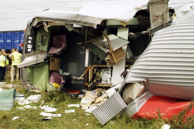 Gramatneusiedl, Avusturya - 27 Temmuz 2005: Kimliği belirlenemeyen kişiler, enkaz halindeki vagonlarla geçirdikleri tren kazasından sonra hasar uzmanlığı için