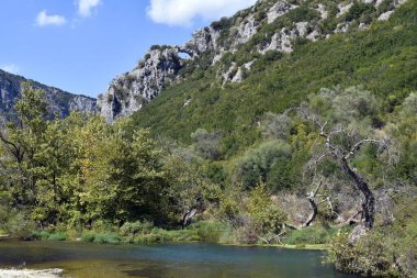 Yunanistan, Epirus, Louros Vadisi, nehir ve doğal kaya penceresiyle kesişiyor