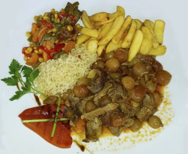 Yunanistan, pirinç, patates, sebze ve et tabağı, geleneksel Akdeniz mutfağı