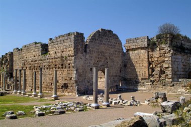 Türkiye, antik Perge kentinde harabeler, eski Yunan Pamphylia ilçesinin başkenti