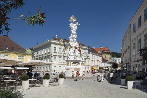 奥地利巴登 2009年7月17日 市民广场上的身份不明者 广场上有牌柱 亦称圣三一柱和市政厅 — 图库照片