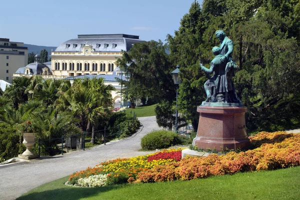 2009年7月17日オーストリア バーデン 作曲家 音楽家のヨゼフ ラナーとヨハン シュトラウスの記念碑 どちらもウィーン ワルツ 背景にカジノの建物でよく知られています — ストック写真
