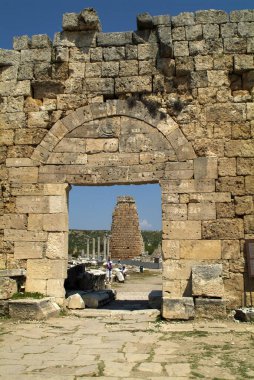 Türkiye, antik Perge kentinde kimliği belirlenemeyen kişiler, eski Yunan Pamphylia ilçesinin başkenti