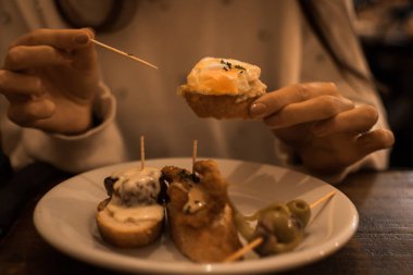 Tahta masadaki Bask şiş setinin resmi.