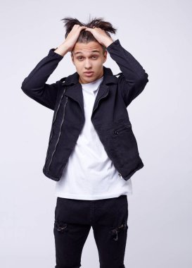 Beyaz arka plan üzerinde duran genç trendy bir adam portresi