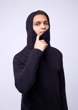 Siyah kapüşonlu bir adamın beyaz arka planda izole edilmiş fotoğrafı..