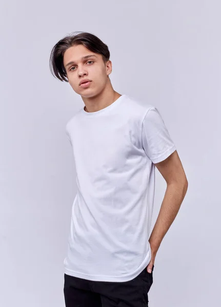 Foto del hombre vistiendo en camiseta blanca aislada sobre fondo blanco . —  Fotos de Stock