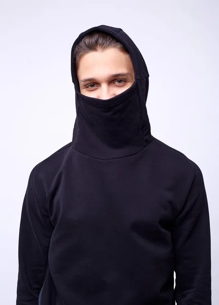 Foto pria mengenakan hoodie hitam terisolasi pada latar belakang putih . — Stok Foto