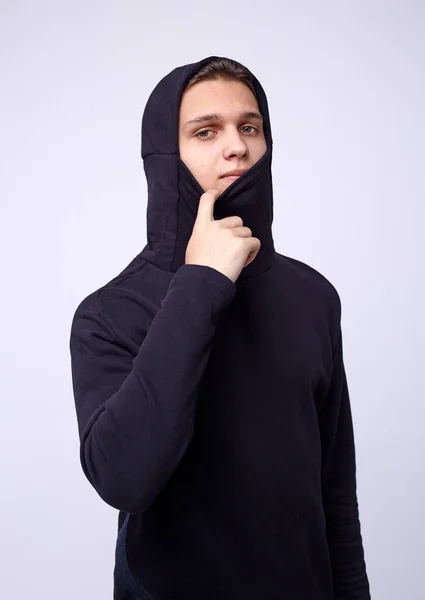 Foto de homem vestindo capuz preto isolado no fundo branco . — Fotografia de Stock
