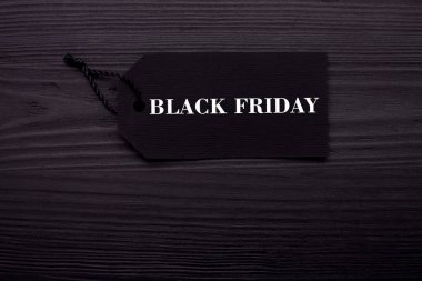 Siyah kağıt arka plan üzerinde siyah bir etiket üzerinde siyah Cuma metin