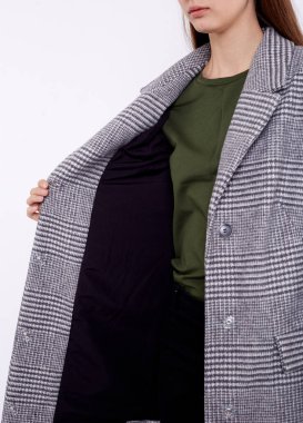 Gri ceketli güzel manken beyaz arka planda izole edilmiş.