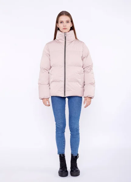Chica joven en una chaqueta de jazmín aislado sobre un fondo blanco . — Foto de Stock