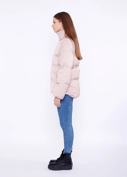 하얀 배경에 고립된 재스민 재킷을 입은 어린 소녀. — 스톡 사진