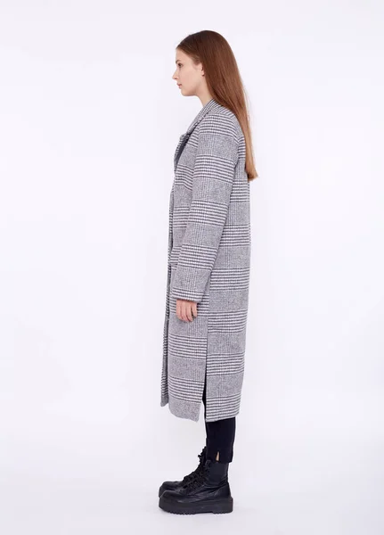 Modelo de moda bonita em casaco cinza isolado no fundo branco — Fotografia de Stock
