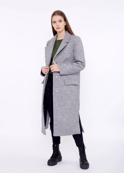 白い背景に隔離されたグレーのコートの美しいファッションモデル — ストック写真