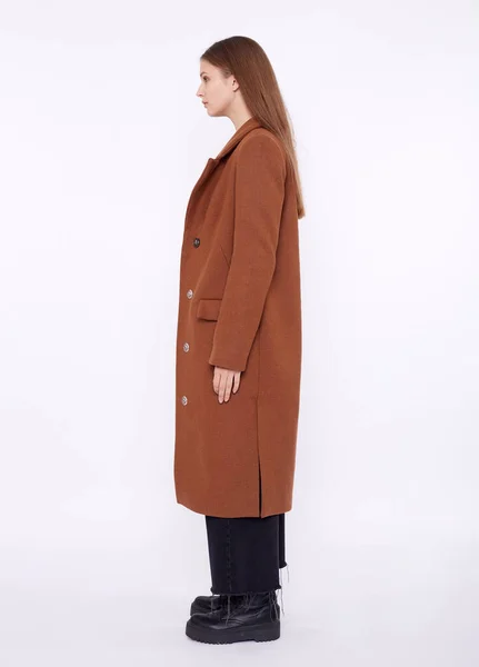 Modelo de moda bonita em casaco marrom longo isolado no fundo branco — Fotografia de Stock
