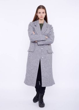 Gri ceketli güzel manken beyaz arka planda izole edilmiş.