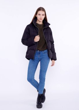 Siyah ceketli ve kot pantolonlu genç kız beyaz arka planda izole edilmiş..