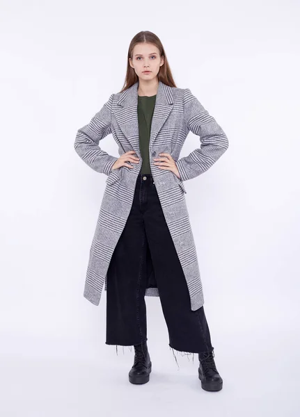 Mooi fashion model in grijze jas geïsoleerd op witte achtergrond — Stockfoto