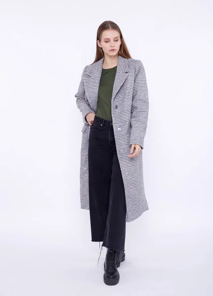 하얀 배경에 분리 된 회색 코트를 입은 아름다운 패션 모델 — 스톡 사진