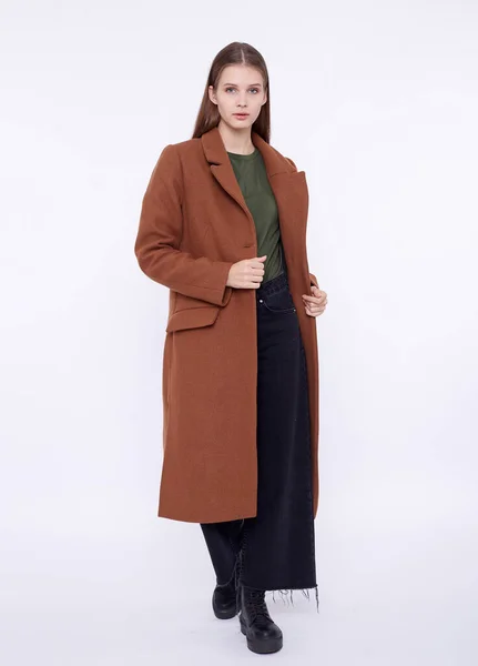 白い背景に隔離された長い茶色のコートの美しいファッションモデル — ストック写真