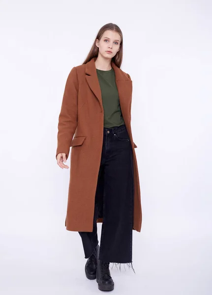 Magnifique mannequin en long manteau marron isolé sur fond blanc — Photo