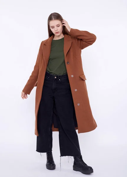 Hermosa modelo de moda en abrigo largo marrón aislado sobre fondo blanco —  Fotos de Stock