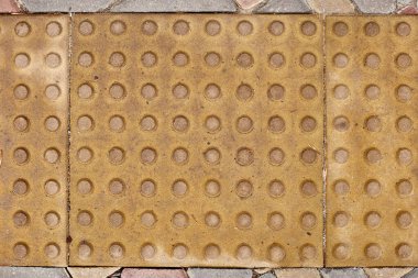 Dokunulabilir, uyarı bloğu, kör, sarı düğme yapısı veya dokusu için körler alfabesi bloğu