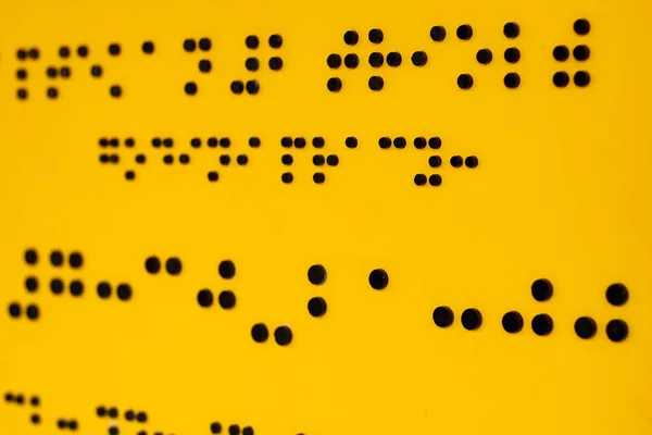 Primer plano del Código Braille. Fondos y texturas abstractos amarillos —  Fotos de Stock
