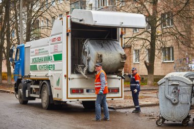 Poltava, Ukrayna - 8 Kasım 2019: Çöp tenekesi ve çöp tenekesi. Çöp tenekelerini yıkamak için kamyon.